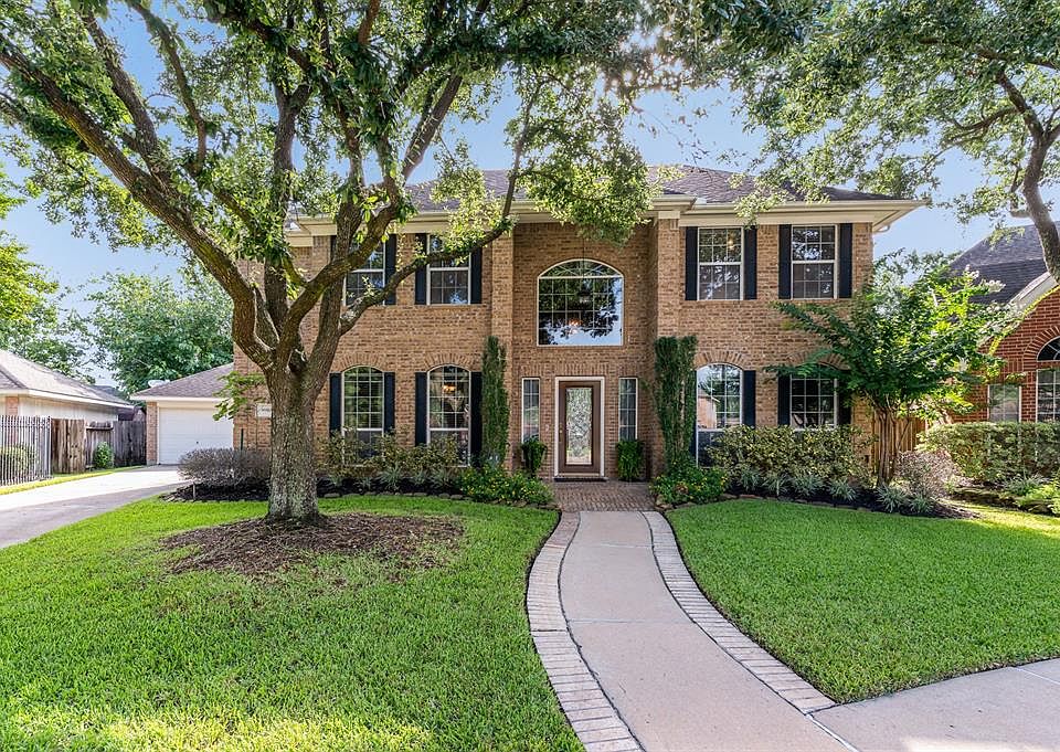 Welcome home to 8910 Skipping Stone Court in Stonebridge.