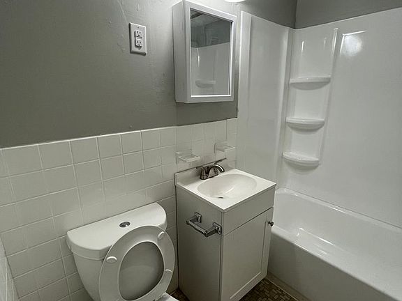 4th image of 650 Hoyt St #107
