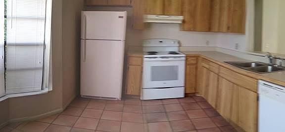 Nice size kitchen baywindow , plenty of cabinet and pantry b
