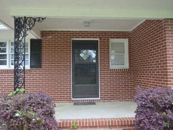 3rd image of 829 Edward Pl