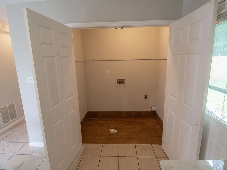 1509 Olympic Blvd — Photo 9