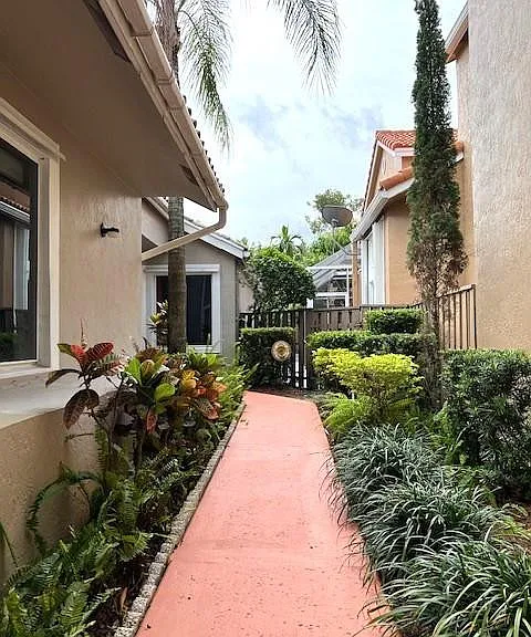 10110 NW 5th St — Photo 2