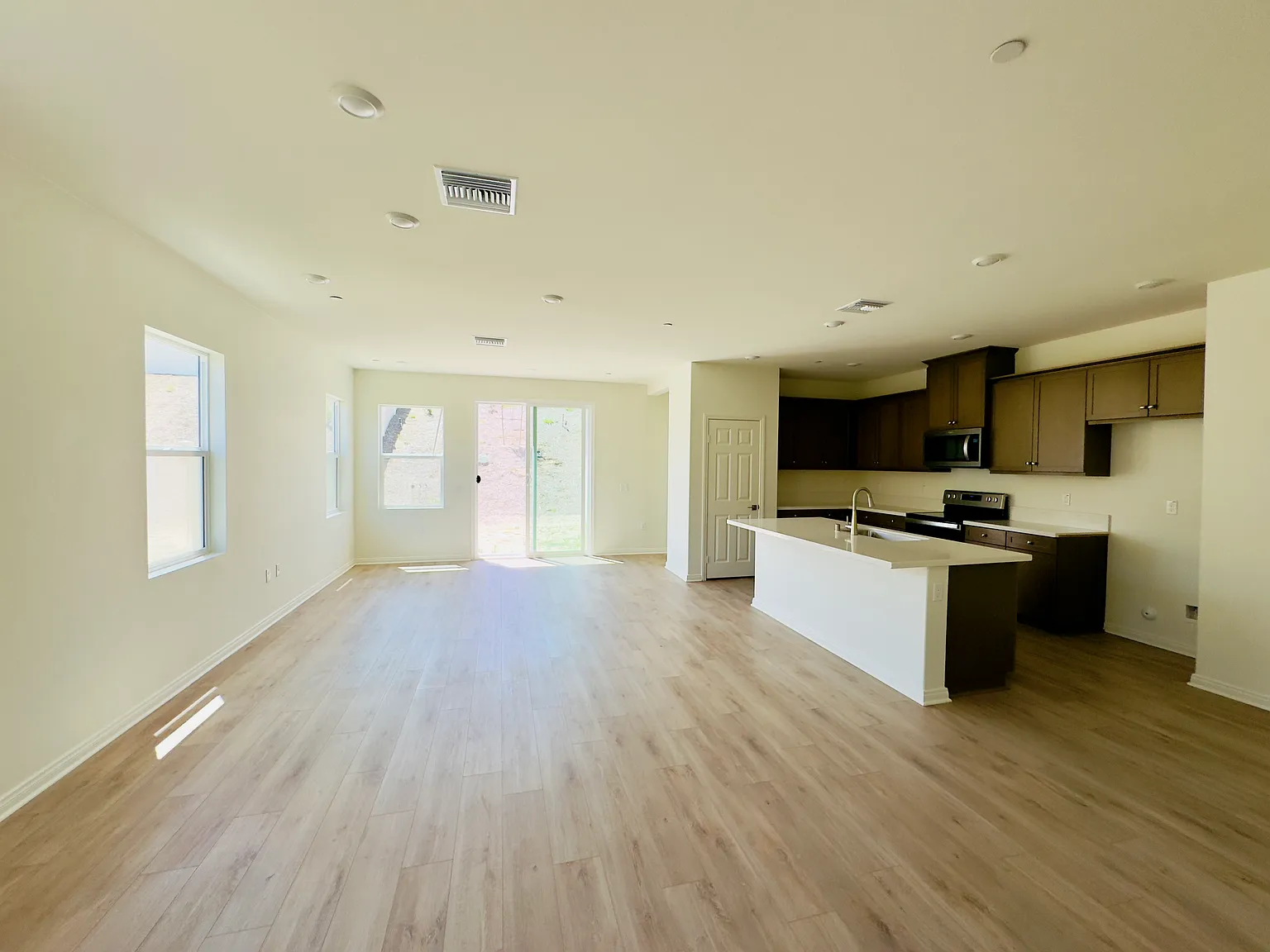 4 bed, 1840 sqft, $3,200 — Photo 3