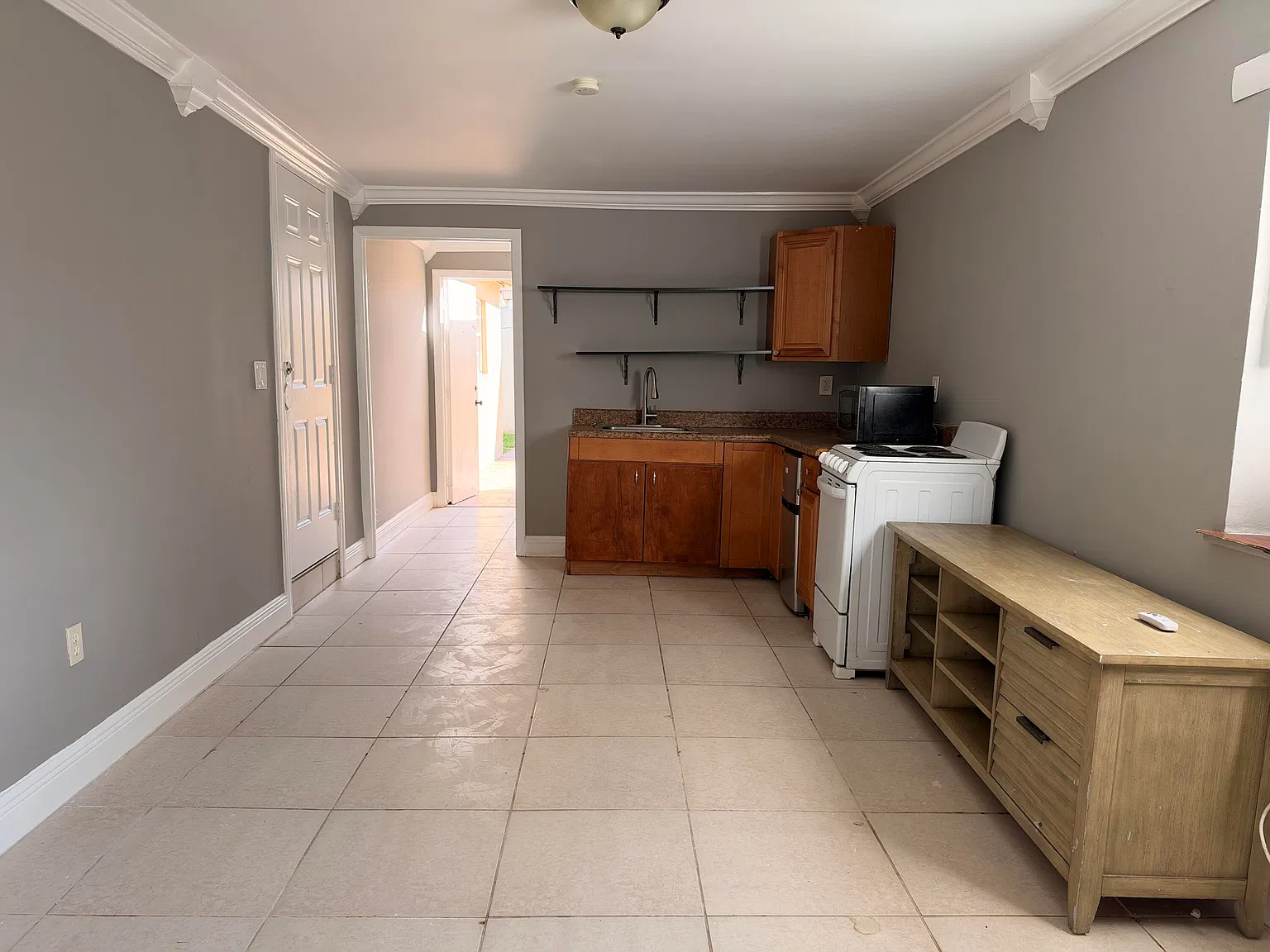 2438 Thomas St — Photo 4