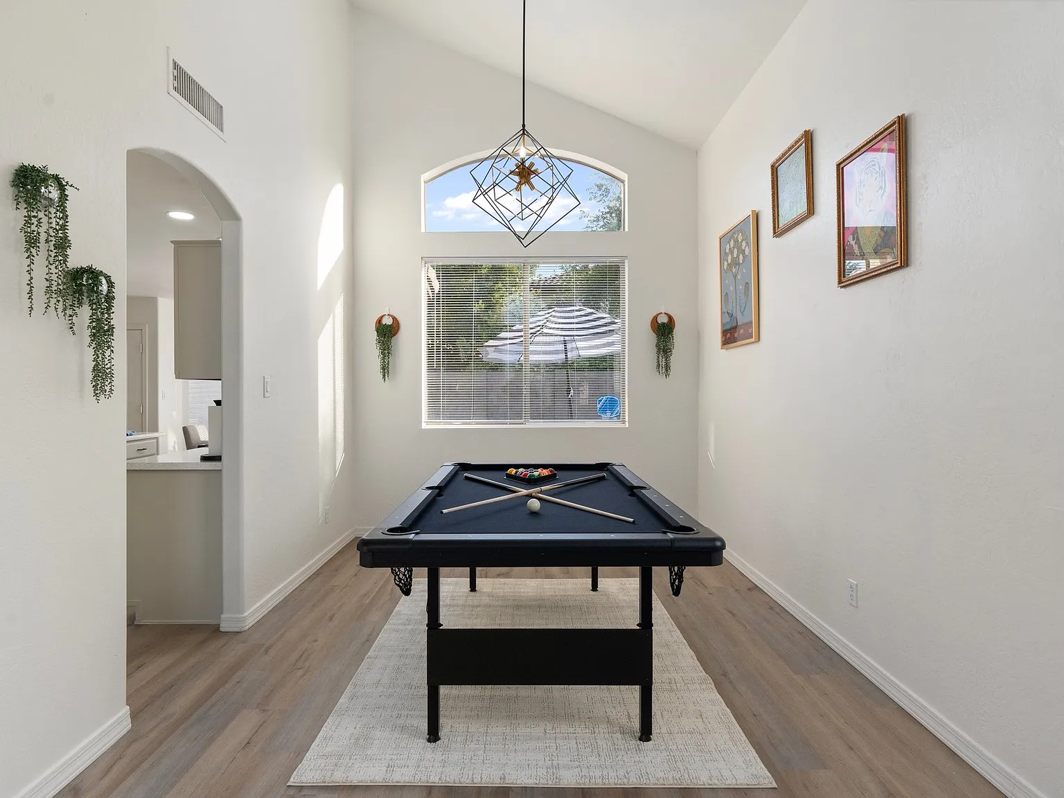 5 bed, 2214 sqft, $4,100 — Photo 3
