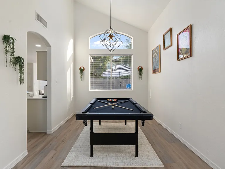 487 E Cantebria Dr — Photo 3