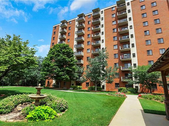 2nd image of 300 Johnson Ferry Rd Unit B206