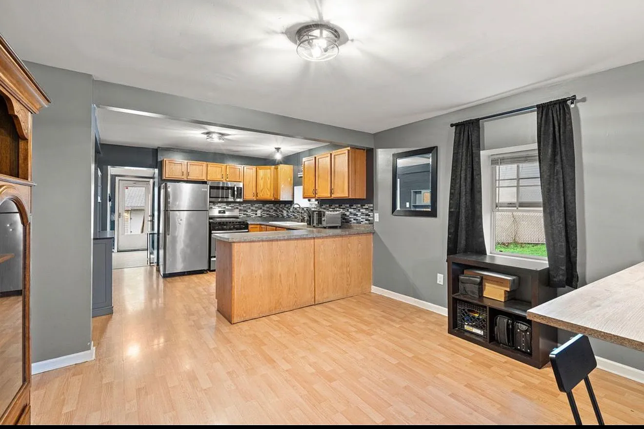 3 bed, 1035 sqft, $2,000 — Photo 3