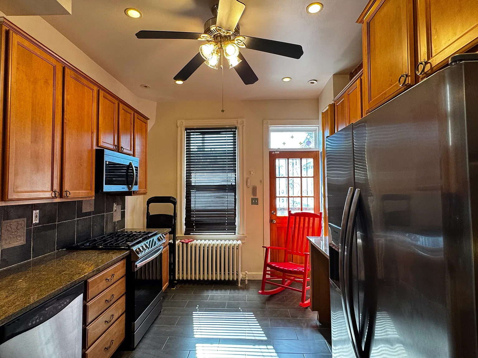 3 bed, 1387 sqft, $4,200 — Photo 3