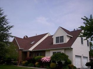 27 Miller Farms Dr, Miller Place, NY 11764