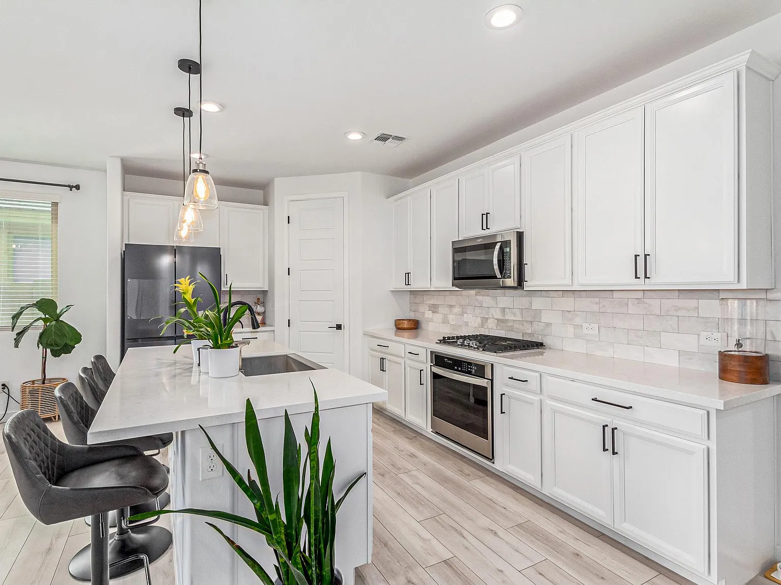 2763 W Apollo Rd — Photo 2