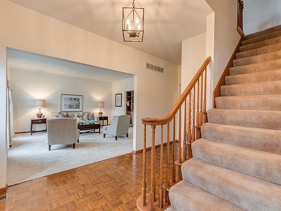3rd image of 12 Heathercroft Ct