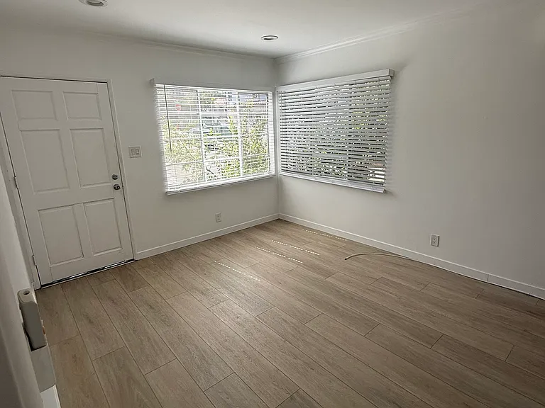 220 W Holly Ave — Photo 4