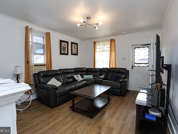 5th image of 744 Chestnut St