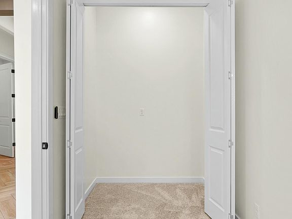 5th image of 954 Bromyard Dr