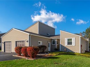 12 Live Oak Ct, Penfield, NY 14526
