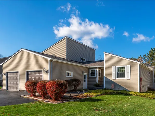 12 Live Oak Ct, Penfield, NY 14526