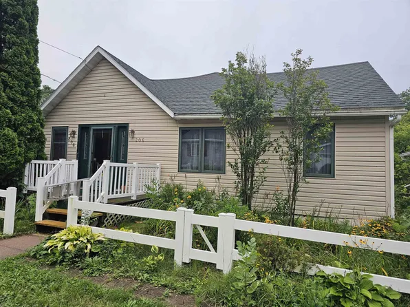 206 E Sessions St, Waupaca, WI 54981