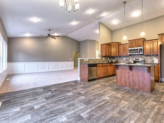 4th image of 415 Oakvale Ct N