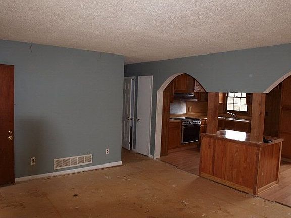 2nd image of 700 Kershaw Dr