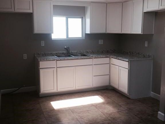 4th image of 914 E Saint Katherines Ct