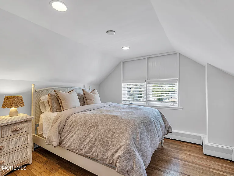 226 Sylvania Ave — Photo 11