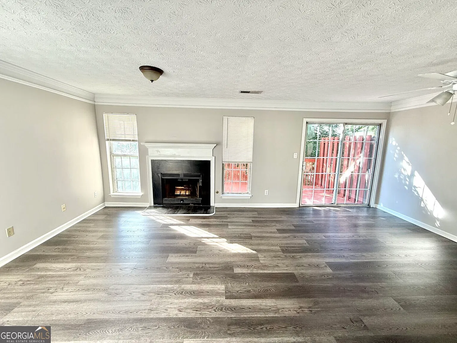 3 bed, 2.5 bath, 1596 sqft, $1,995 — Photo 2