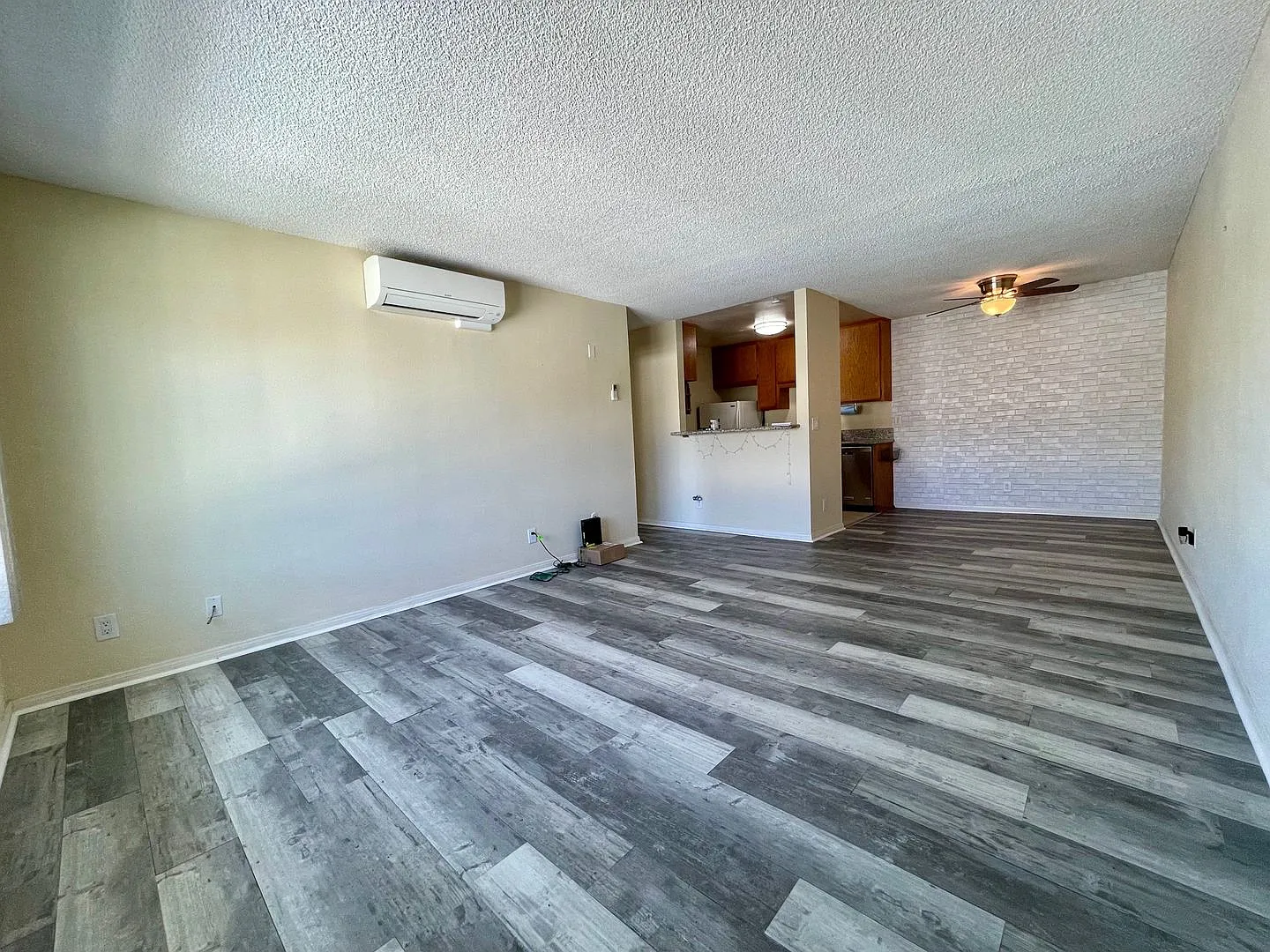 Gorgeous 1 Bedroom 1 Bathroom Condo with Large Garage! — Photo 3