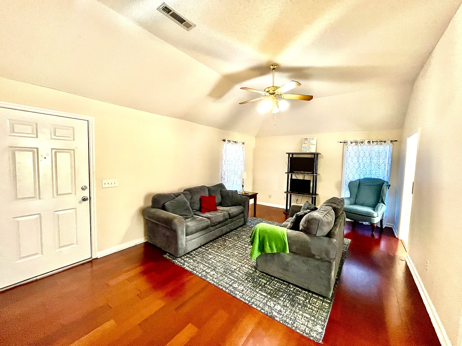 3 bed, 1350 sqft, $975 — Photo 4