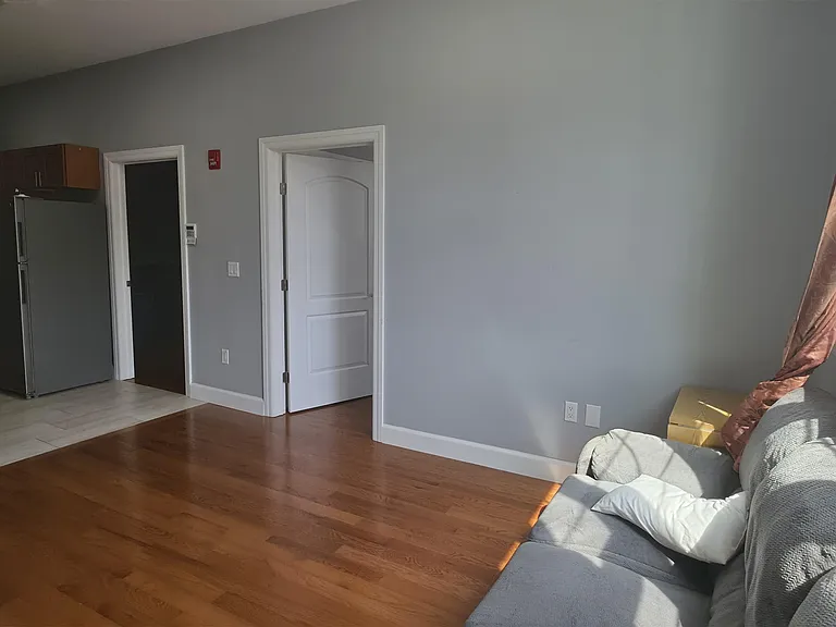 100 Griffith St #1R — Photo 2