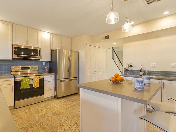 LARGE KITCHEN W/ISLAND