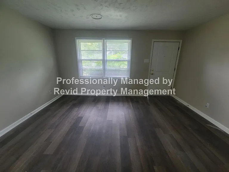 196 Ivan Rd — Photo 2