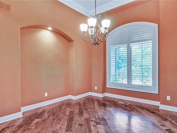 5th image of 16532 Lucille St