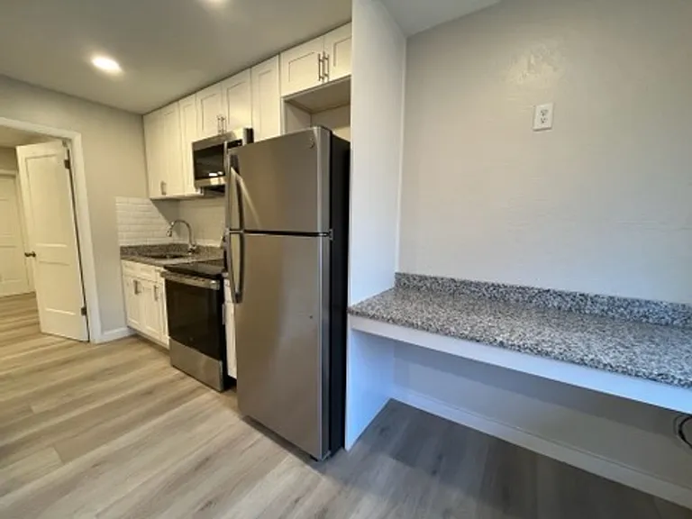 910 NE 2nd St — Photo 10