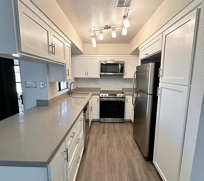 1259 S 40th Dr — Photo 5