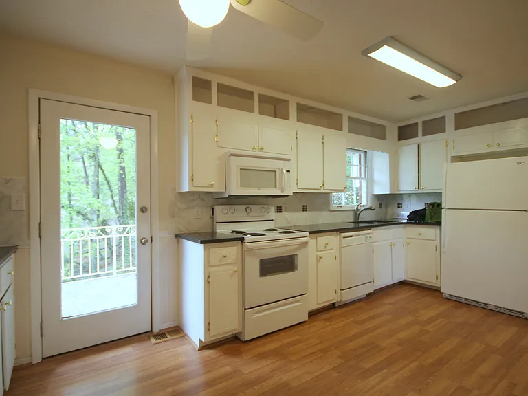 721 Greenleaf Dr — Photo 6