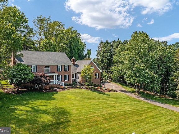 3rd image of 2914 Conne Mara Dr