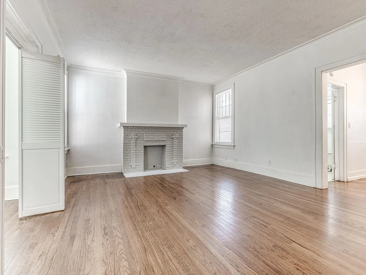 Primary Photo - 2117 N Shartel Ave