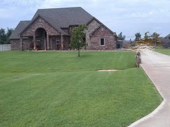 212 NE Road Runner Dr, Fletcher, OK 73541