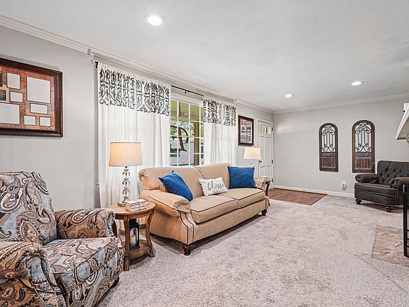 5th image of 120 Carlton Dr