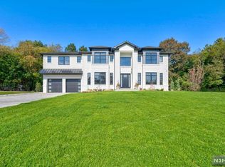 8 Forcier Ct, Tenafly, NJ 07670