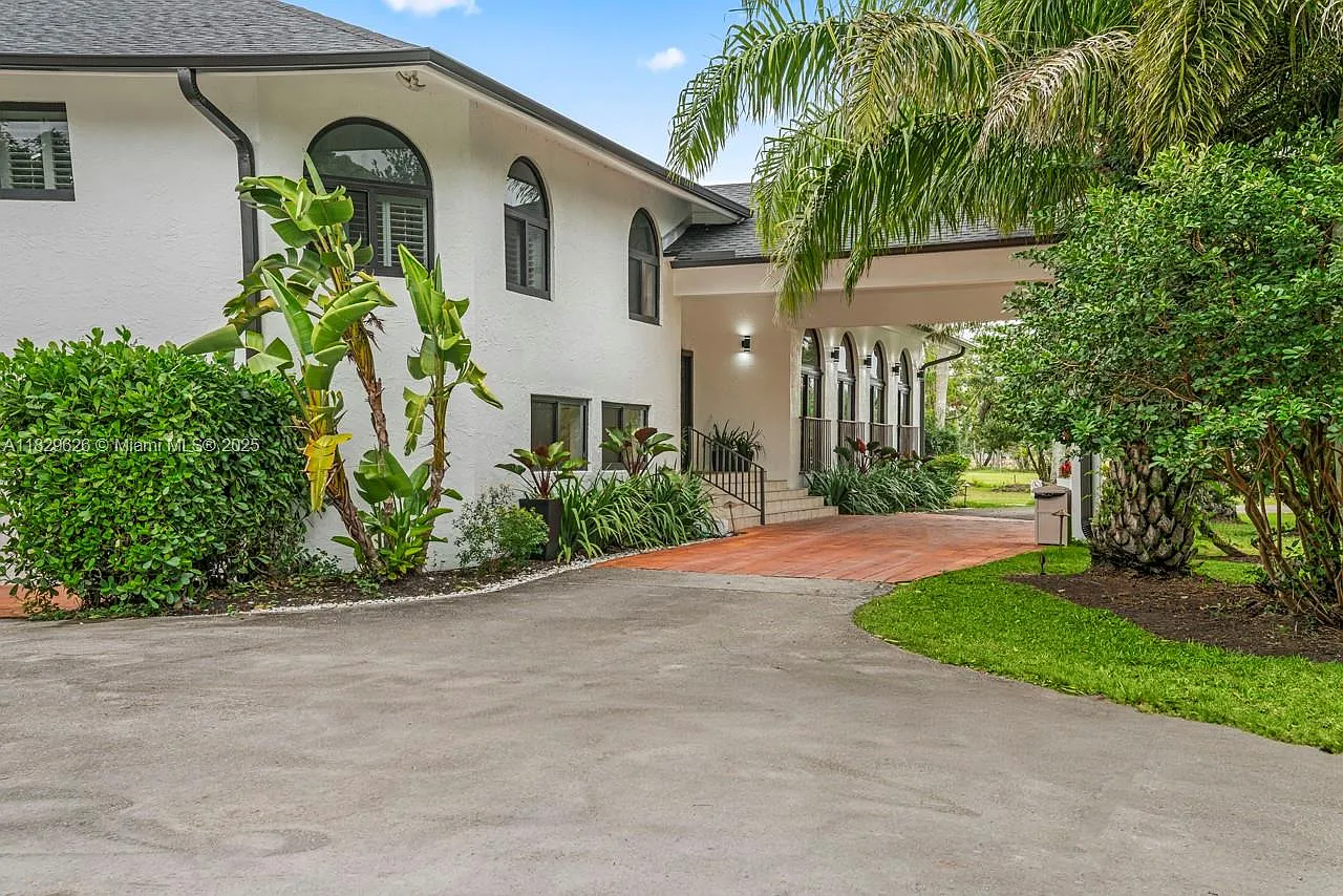 5 bed, 6.0 bath, 3996 sqft, $16,500 — Photo 2