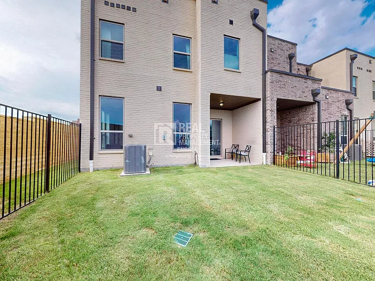 1077 Maverick Dr — Photo 36