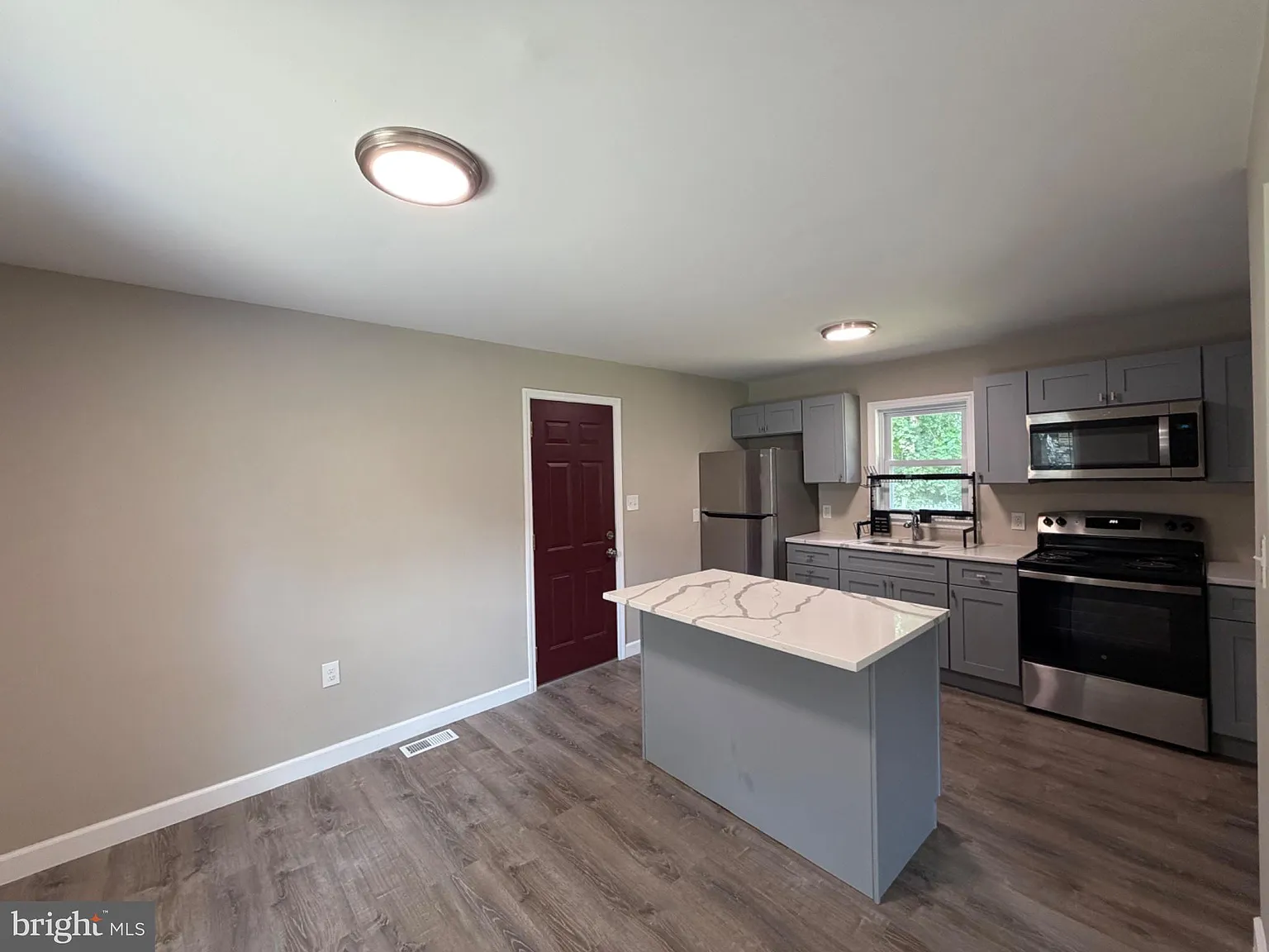 3 bed, 2.0 bath, 1180 sqft, $2,350 — Photo 4