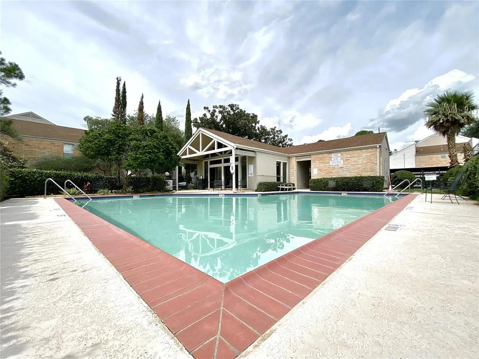 1 bed, 1.0 bath, 729 sqft, $1,100 — Photo 2