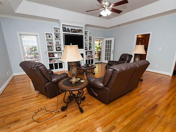 4th image of 523 Holly Belle Dr