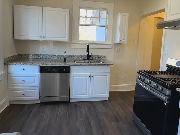 2051 Louise Pl NW — Photo 2
