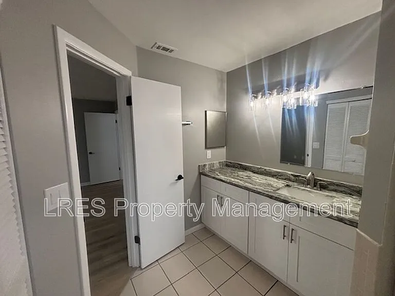 1004 Stout Ct — Photo 31