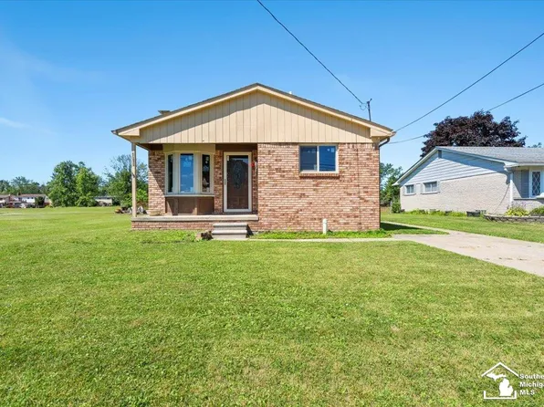 29752 Young Dr, Gibraltar, MI 48173