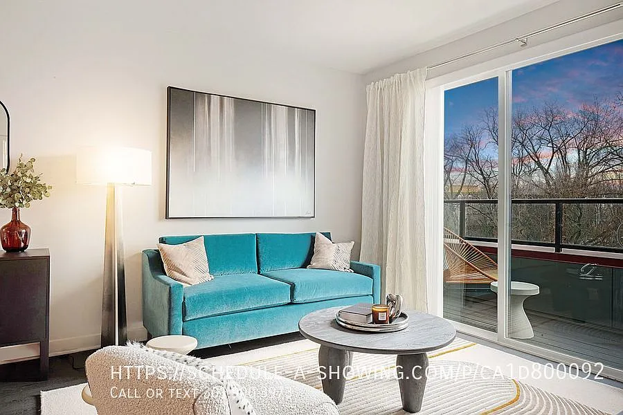 Jr 1 Bedroom/1 Bathroom, Top Floor with Balcony — Photo 4